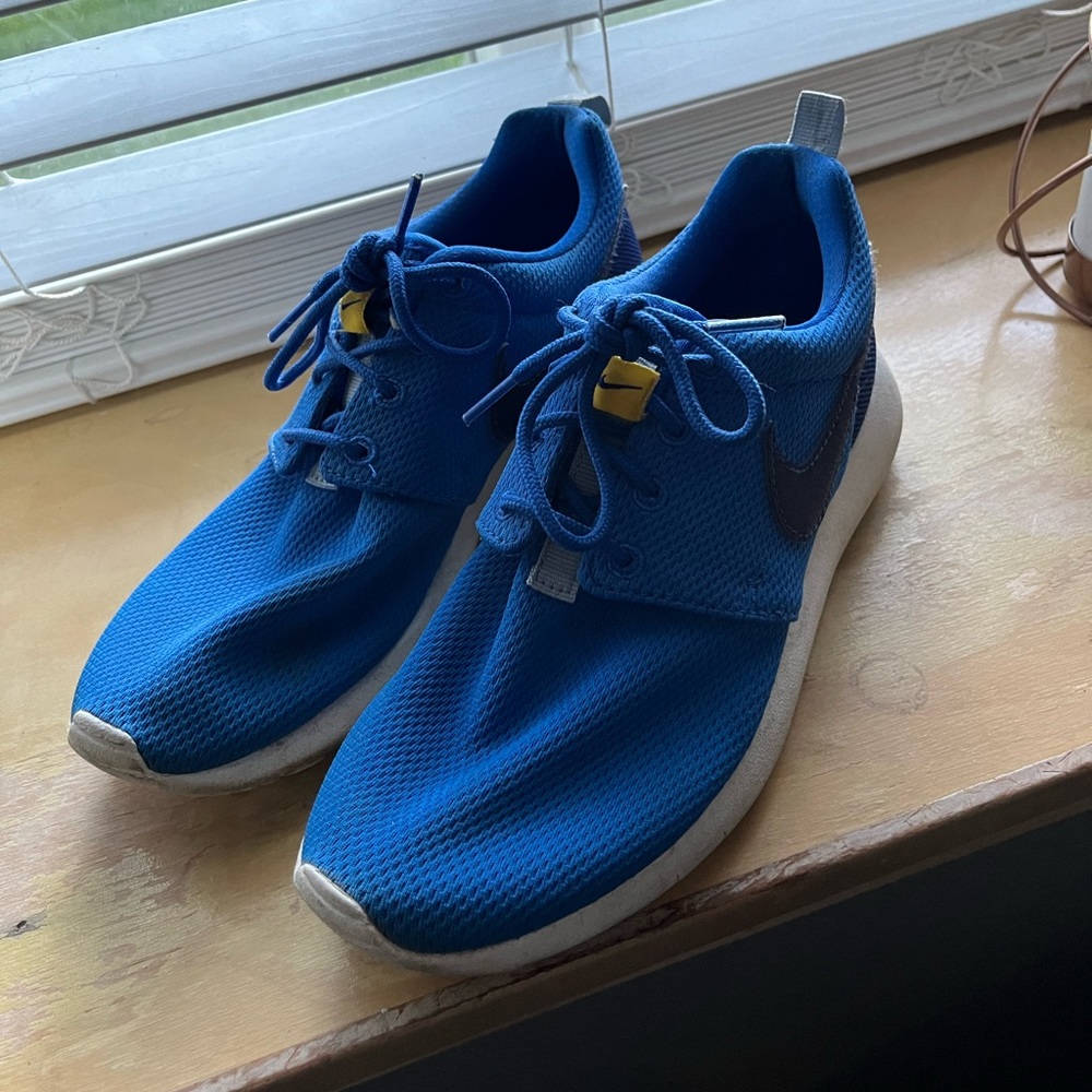 LIKE NEW Nike Roches! Great condition. Nothing wrong just don’t need anymore.